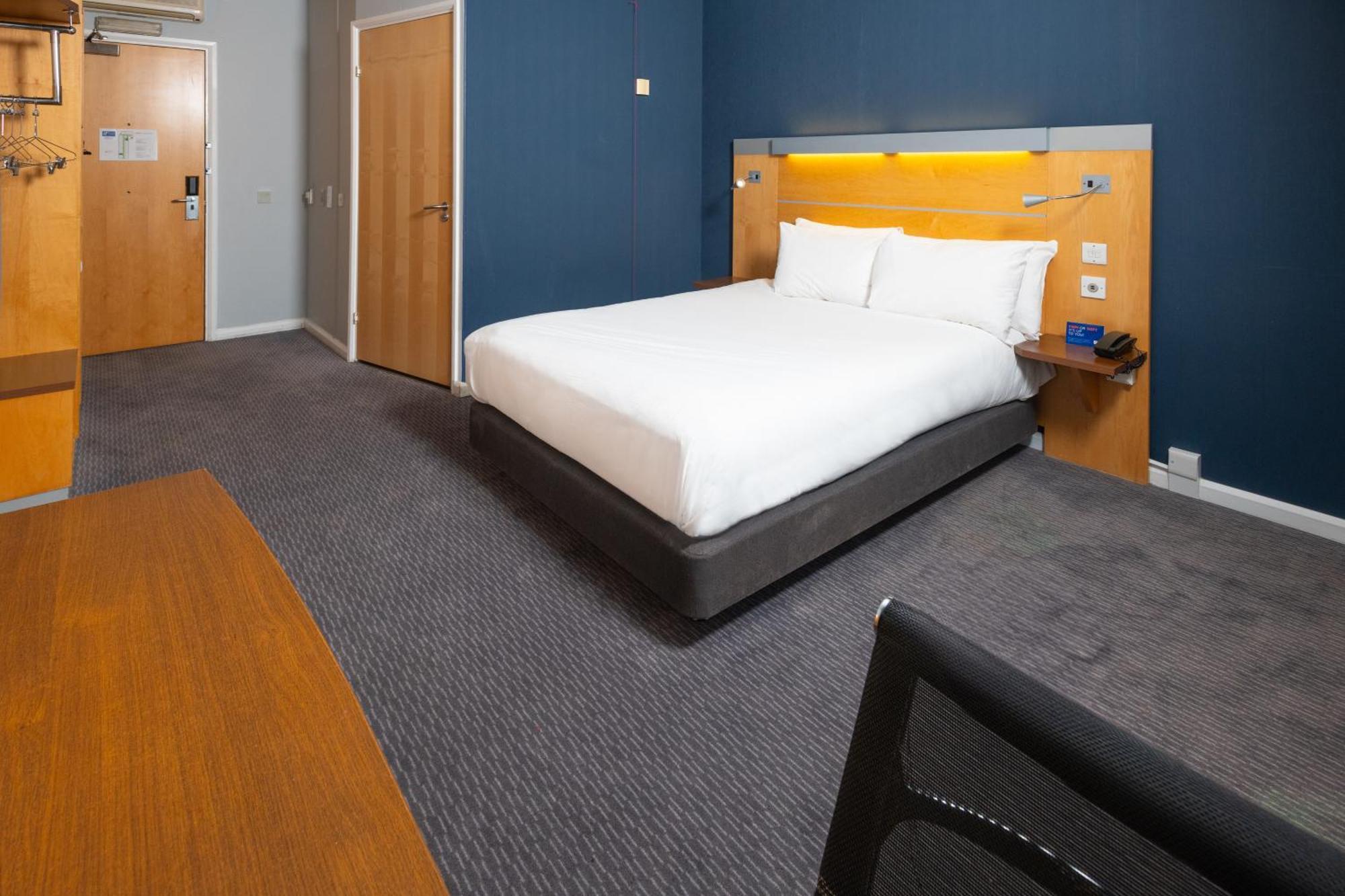 Holiday Inn Express Stevenage By Ihg Exterior photo