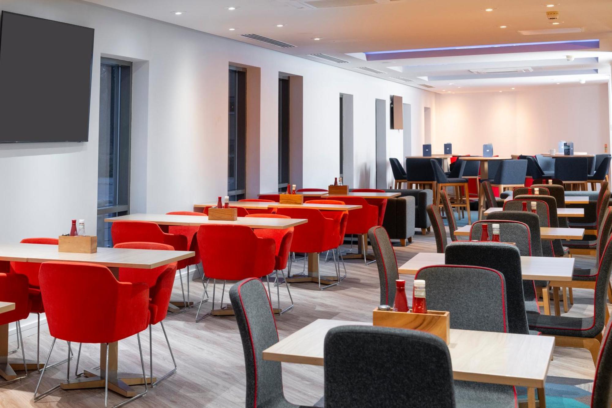 Holiday Inn Express Stevenage By Ihg Exterior photo