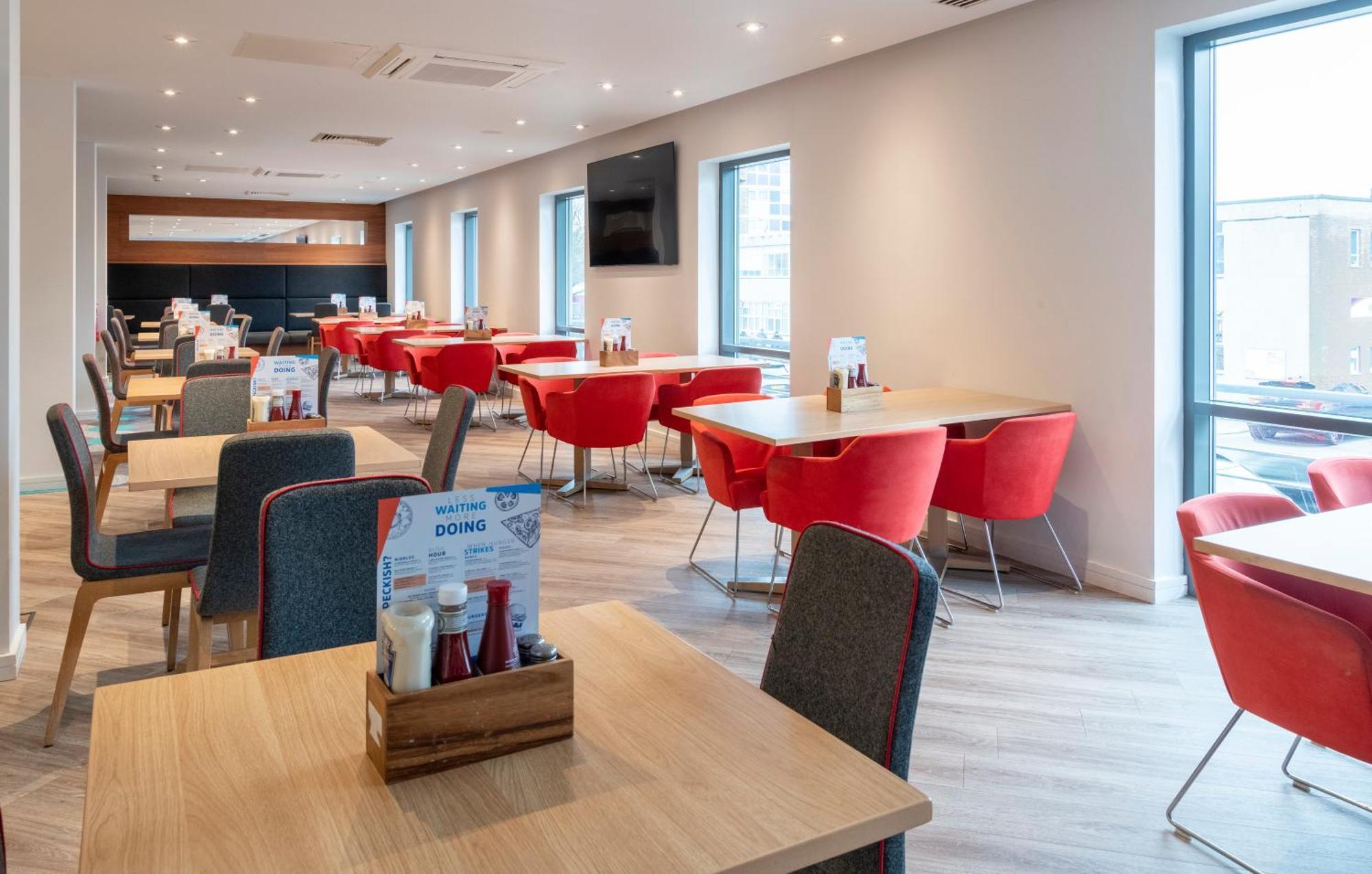 Holiday Inn Express Stevenage By Ihg Exterior photo