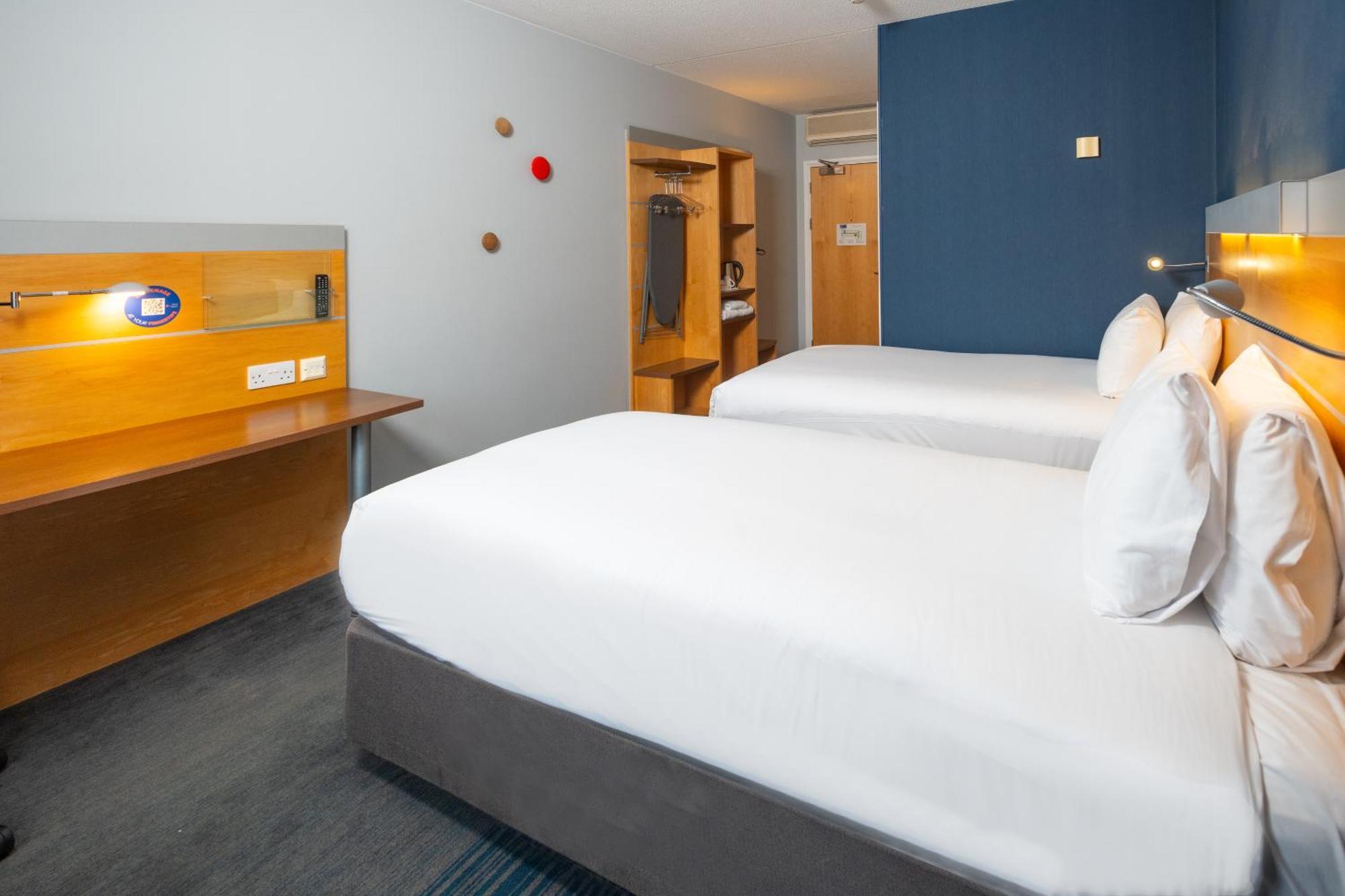 Holiday Inn Express Stevenage By Ihg Exterior photo