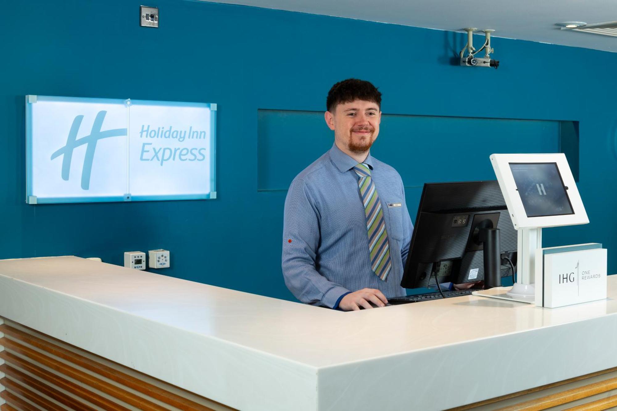 Holiday Inn Express Stevenage By Ihg Exterior photo